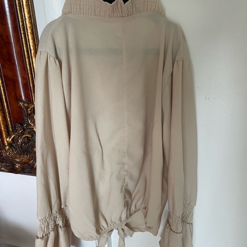 Long sleeve business shirt with a tie at the bottom